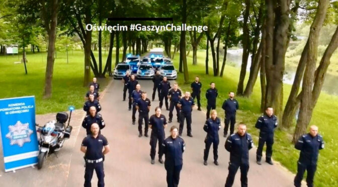 Oświęcimscy policjanci podjęli wyzwanie i przyłączyli się do akcji #GaszynChallenge dla chorego Wojtusia, Nikolki i innych dzieci potrzebujących wsparcia