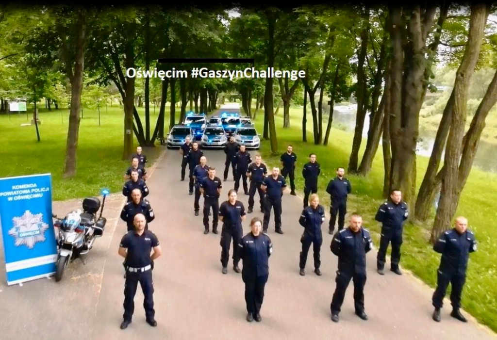 Oświęcimscy policjanci podjęli wyzwanie i przyłączyli się do akcji #GaszynChallenge dla chorego Wojtusia, Nikolki i innych dzieci potrzebujących wsparcia