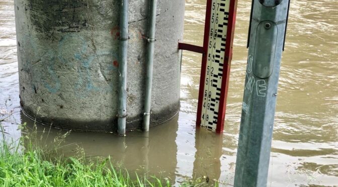 Wisła w Jawiszowicach doszła do stanu alarmowego, a Soła w Oświęcimiu przekroczyła stan alarmowy. W powiecie obowiązuje alarm przeciwpowodziowy.