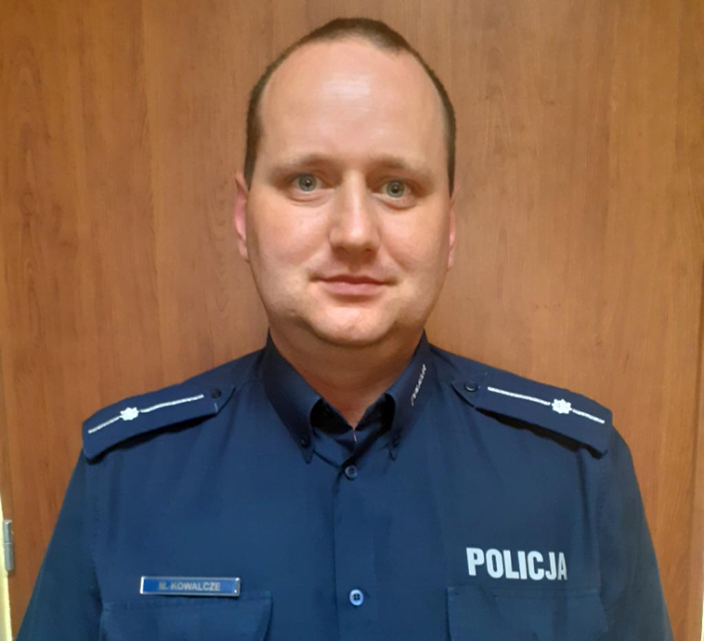 Młodszy aspirant Marcin Kowlacze z Komendy Powiatowej Policji w Oświęcimiu jest jednym z pięciu laureatów konkursu „Policjant, który mi pomógł”.