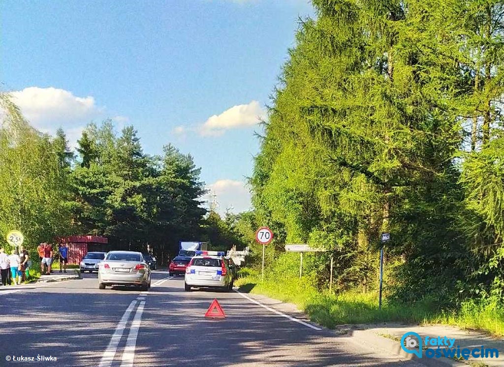 Na skrzyżowaniu ulic Ofiar Oświęcimia i Budy w Brzeszczach doszło do zderzenia dwóch samochodów. Kierowca jednego z nich wyprzedzał na krzyżówce.