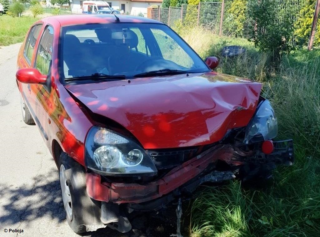 47-letnia kobieta z Poręby Wielkiej zasnęła za kierownicą i rozbiła się na drzewie. Z pomocą ruszył kierowca samochodu jadącego za poszkodowaną.