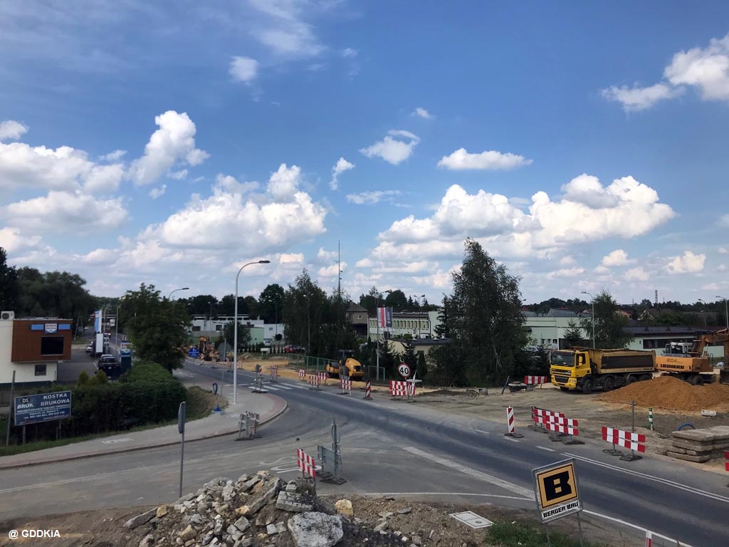 Dokładnie dwa miesiące temu rozpoczęła się modernizacja niebezpiecznego skrzyżowania drogi krajowej nr 44 z ulicami Porębską i Jezioro w Zaborzu.