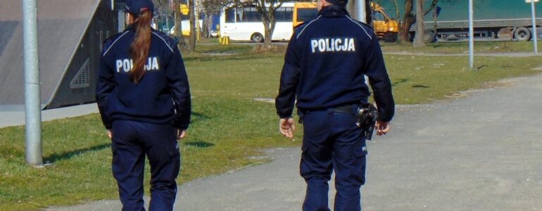 Policjanci wciąż pilnują przestrzegania zaleceń epidemicznych