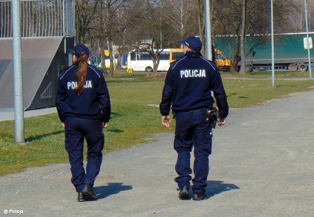 Funkcjonariusze oświęcimskiej komendy policji i podległych jej komisariatów cały czas kontrolują czy mieszkańcy dostosowują się do zaleceń epidemicznych.