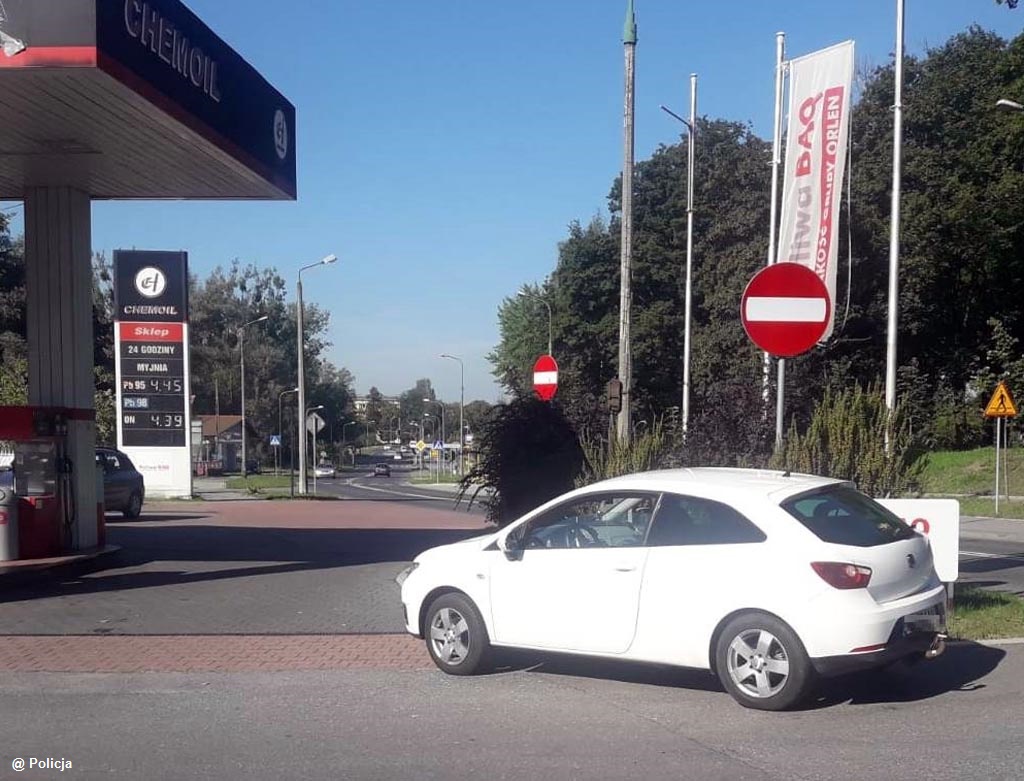 Młody kierowca wjeżdżał na stację paliw i potrącił kilka lat młodszego pieszego nastolatka. Ostatecznie policjanci zakwalifikowali zdarzenie jako kolizję.