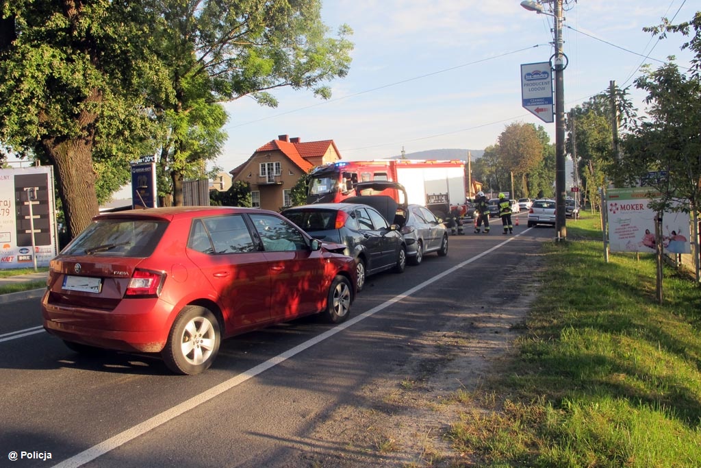 Na drodze krajowej nr 52 w Kętach zderzyły się cztery samochody. Karambol spowodował 78-letni senior. Mężczyzna doznał niegroźnych obrażeń ciała.