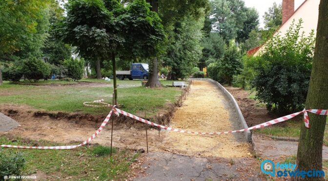 Samorząd Oświęcimia kontynuuje remonty chodników wewnątrz osiedli, które są w złym stanie. Aktualnie trwa modernizacja pieszych traktów na ulicy Kopernika.