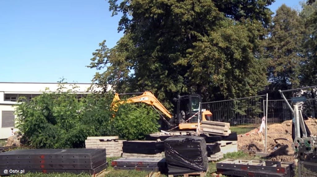 O budowie napowietrznych przewiązek, łączących poszczególne budynki Szpitala Powiatowego w Oświęcimiu, mówią ostatnie we wrześniu „Wieści z ratusza”.