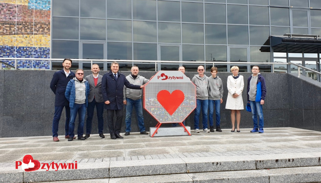 Stowarzyszenie Pozytywni ustawiło pierwszy pojemnik na plastikowe nakrętki w Oświęcimiu. Obiekt stanął przy Oświęcimskim Centrum Kultury.