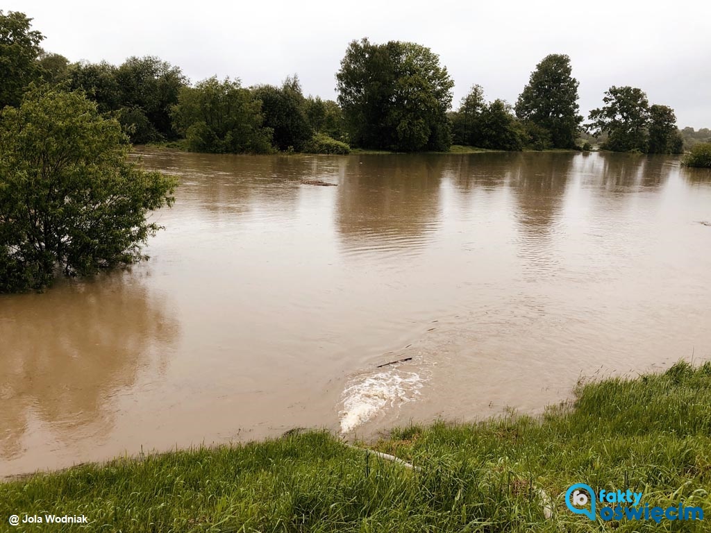 Wisła w Jawiszowicach przekracza stan alarmowy. Z kolei Soła w Oświęcimiu utrzymuje się w granicach stanu ostrzegawczego. Poziom wód w rzekach opada.