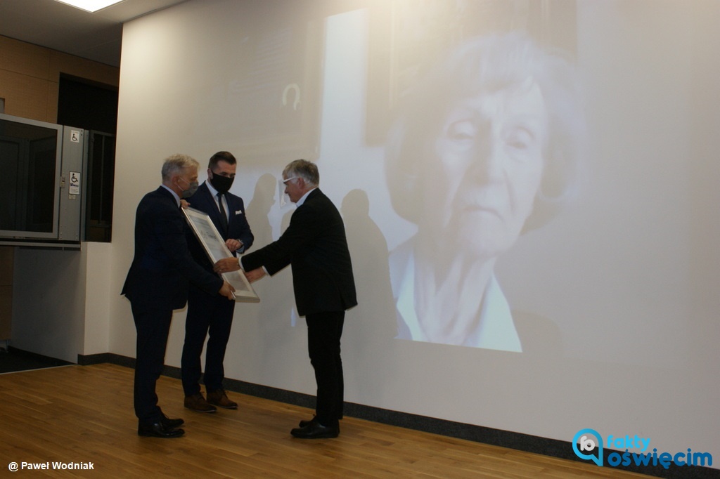 Zofia Posmysz, pisarka i scenarzystka, była więźniarka KL Auschwitz-Birkenau została patronką Specjalnego Ośrodka Szkolno-Wychowawczego w Oświęcimiu.