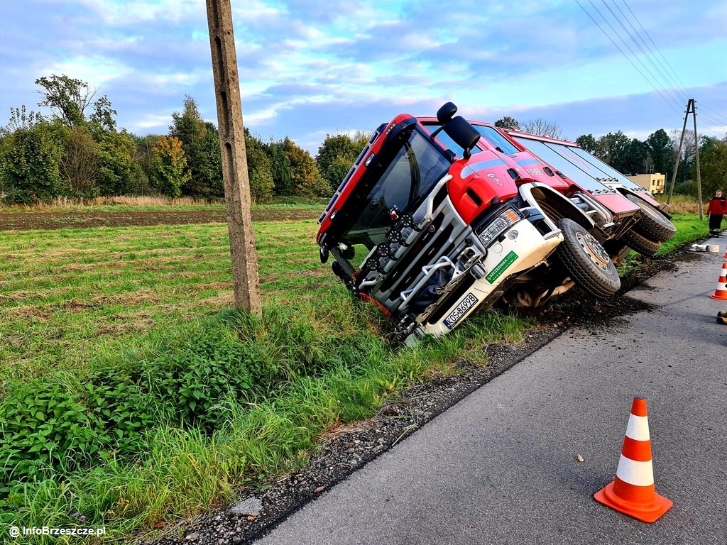 W Brzeszczach wóz strażacki wywrócił się na bok i utknął w rowie. Nikomu nic się nie stało, a policjanci zakwalifikowali zdarzenie jako kolizję drogową.