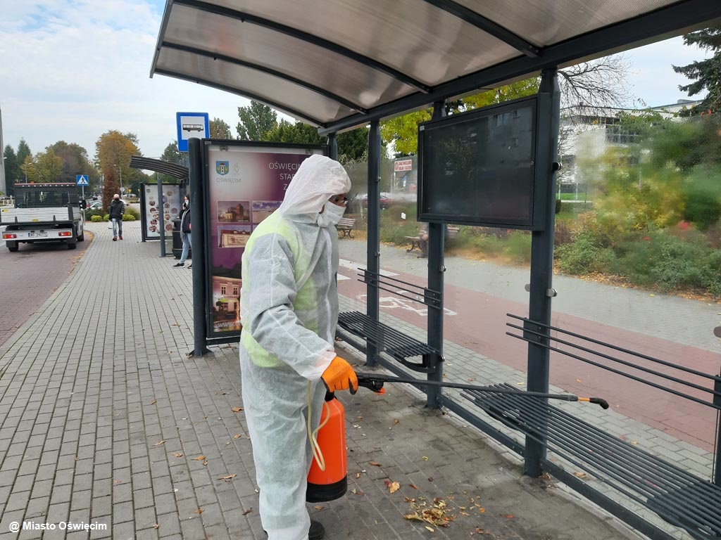 W Oświęcimiu trwa dezynfekcja przestrzeni publicznej. Pierwsza taką akcję miasto przeprowadziło przy pomocy służb komunalnych wiosną tego roku.