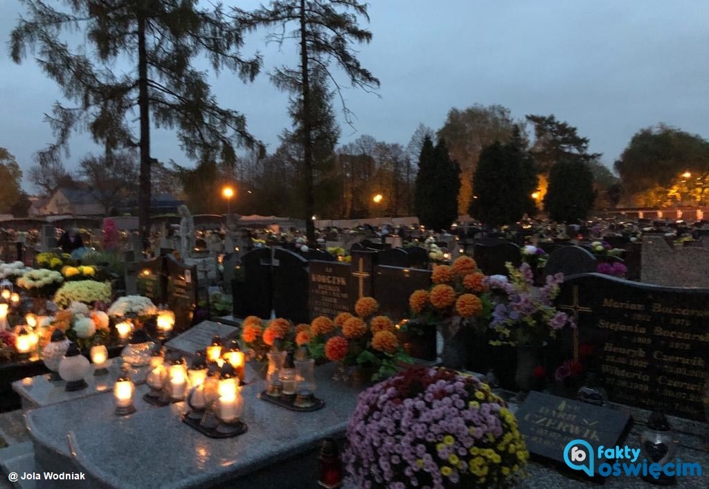 Osiem godzin i osiemnaście minut. Tyle dał premier polskiego rządu Polakom na odwiedzenie cmentarzy przed dniem Wszystkich Świętych.