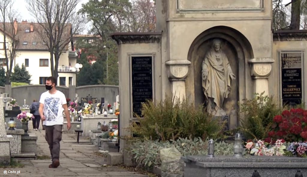 „Wieści z ratusza” zapraszają na spacer po cmentarzu parafialnym i do poznania jego historii. Program przedstawia też aktualną sytuację epidemiczną.