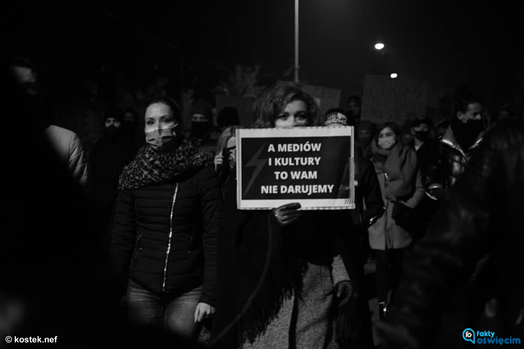 Kilkaset osób przeszło ulicami Oświęcimia, by kolejny raz zaprotestować przeciwko łamaniu praw kobiet.
