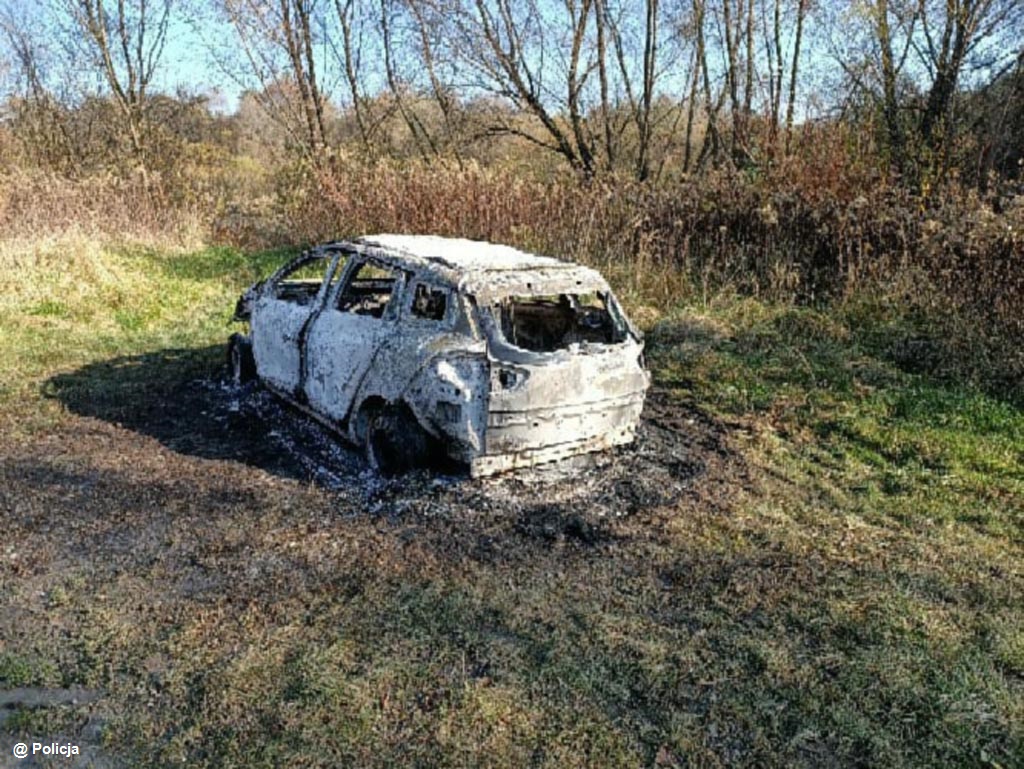 Mieszkaniec Chrzanowa znalazł w Podolszu spalony samochód, w którym znajdowały się zwęglone zwłoki mężczyzny. Śledczy ustalają okoliczności tragedii.