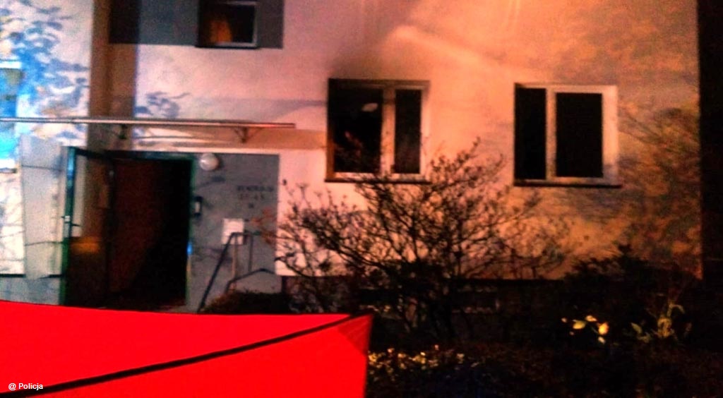 Dzisiaj po południu w mieszkaniu bloku w Kętach wybuchł pożar. Z pomocą natychmiast ruszyły służby ratunkowe. Niestety mieszkanki nie udało się uratować.