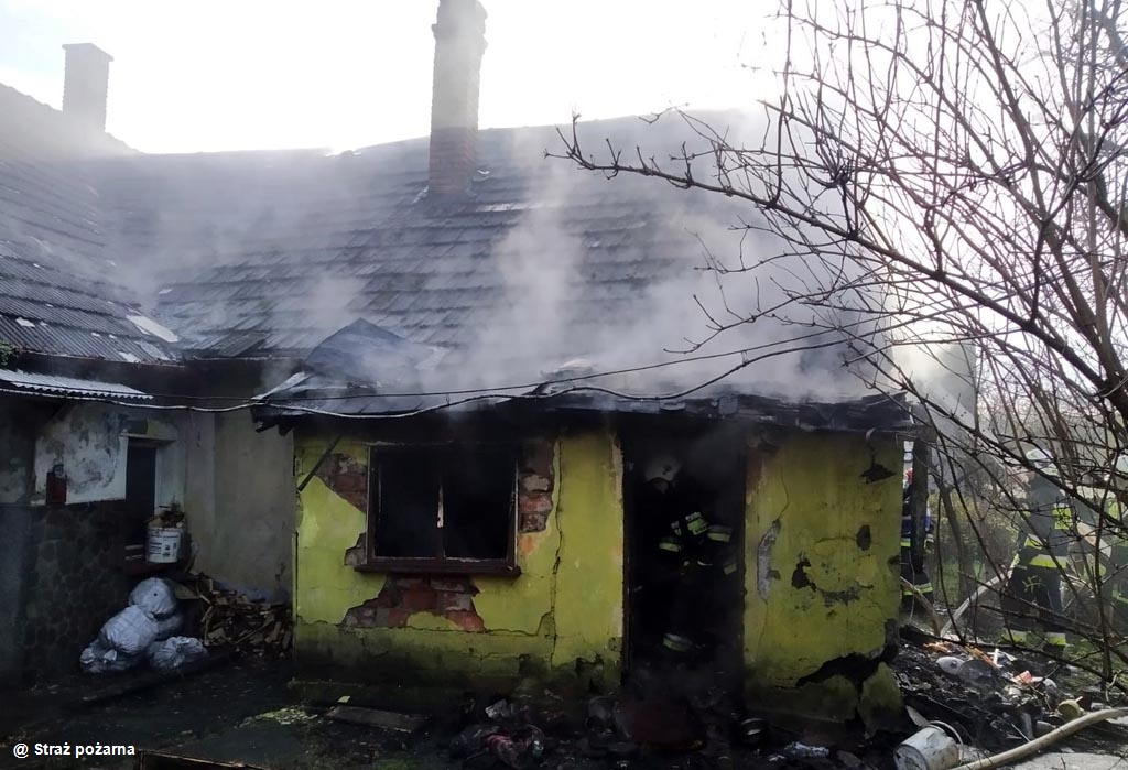 Dzisiaj na ulicy Kościuszki w Kętach doszło do pożaru budynku mieszkalnego. W akcji ratowniczo-gaśniczej uczestniczy dziewięć zastępów straży pożarnej.