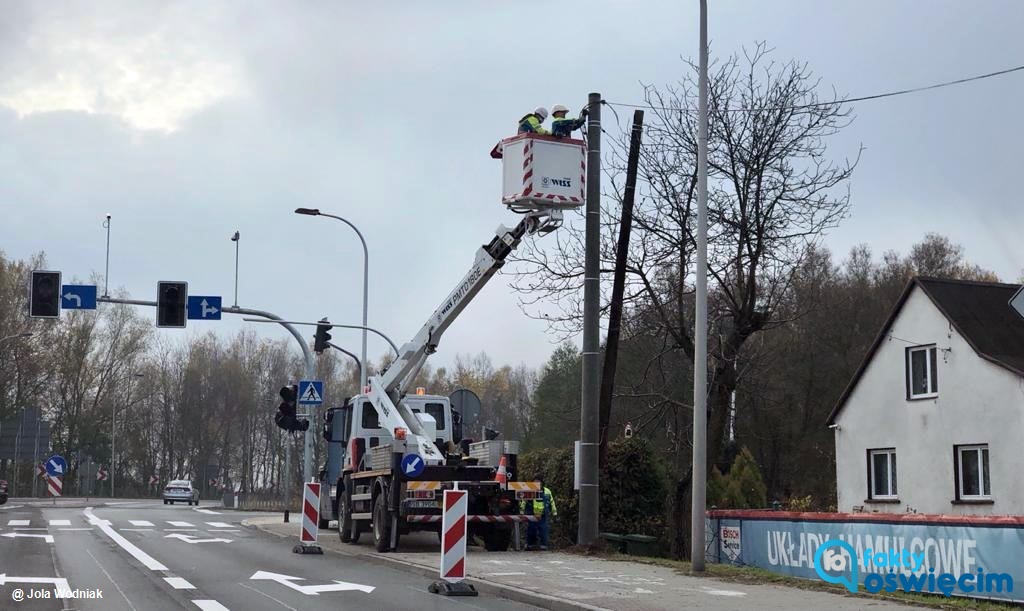 Przebudowa niebezpiecznego skrzyżowania na granicy Oświęcimia i Zaborza zakończyła się trzy tygodnie temu. Sygnalizacja świetlna nadal jednak nie działa.