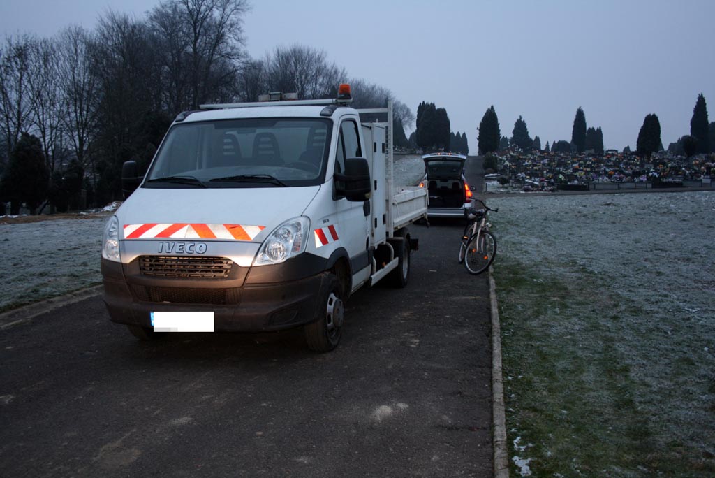 Kierowca fiata seicento potrącił pieszą, przechodzącą przez przejście. Z kolei pijana rowerzystka uderzyła w tył zaparkowanego samochodu dostawczego.