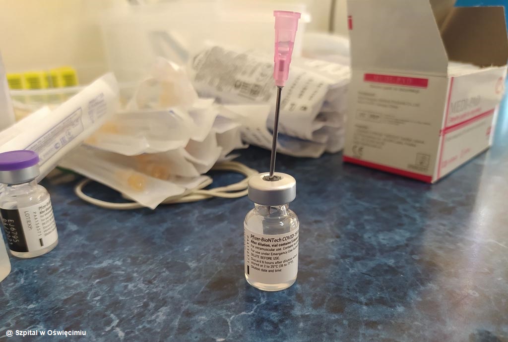 Wczoraj w Szpitalu Powiatowym w Oświęcimiu rozpoczęły się pierwsze szczepienia przeciw SARS-CoV-2. W pierwszym dniu szczepieniu poddało się 35 osób.