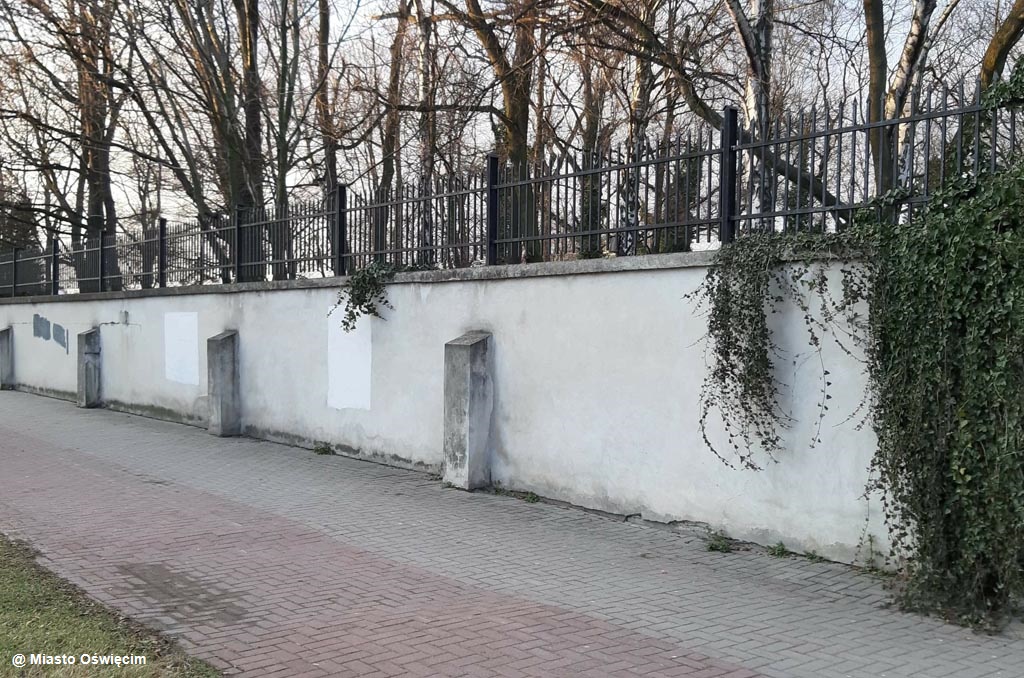 Na murze cmentarza żydowskiego w Oświęcimiu nieznany sprawca namalował swastyki. Symbole ideologii faszystowskiej zamalowały już służby miejskie.