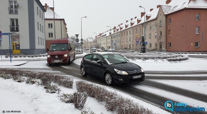 Od kilku godzin w powiecie oświęcimskim obserwujemy intensywne opady śniegu. Na ulicach i chodnikach jest ślisko. Policjanci apelują: Noga z gazu!