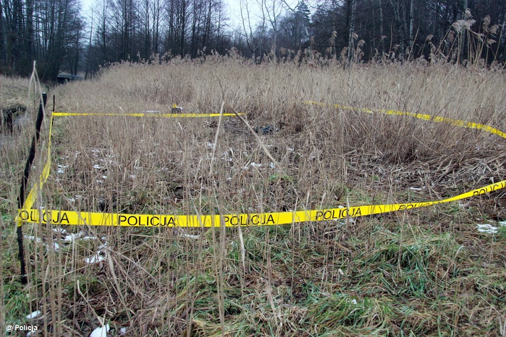 Mieszkaniec Oświęcimia podczas spaceru natknął się na ludzkie szczątki. Policja i prokuratura podjęły działania zmierzające do identyfikacji denata.