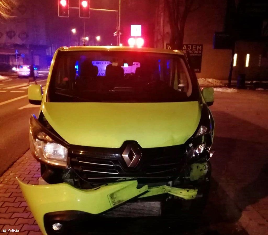 Na skrzyżowaniu z sygnalizacją świetlną w Starym Mieście w Oświęcimiu zderzyły się dwa renault - dostawczy i osobowy. Przyczyny kolizji ustala policjanci.