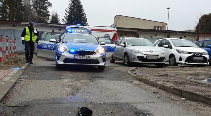 Poważnie przeraził co najmniej kilka osób. Wymachiwał pistoletami. Celował nimi w stronę przechodniów, którzy salwowali się ucieczką. Jest w rękach policji.