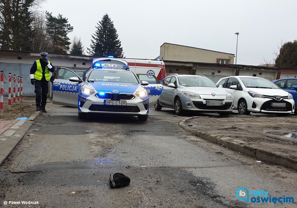 Poważnie przeraził co najmniej kilka osób. Wymachiwał pistoletami. Celował nimi w stronę przechodniów, którzy salwowali się ucieczką. Jest w rękach policji.