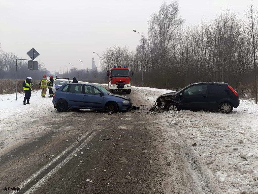 Dzisiaj rano na ulicy Orląt Lwowskich w Oświęcimiu czołowo zderzyły się dwa samochody osobowe. Dwie osoby trafiły do szpitala. Droga jest nieprzejezdna.