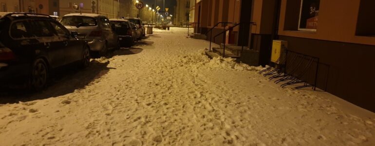 Piesi grzęzną w śniegu na chodnikach