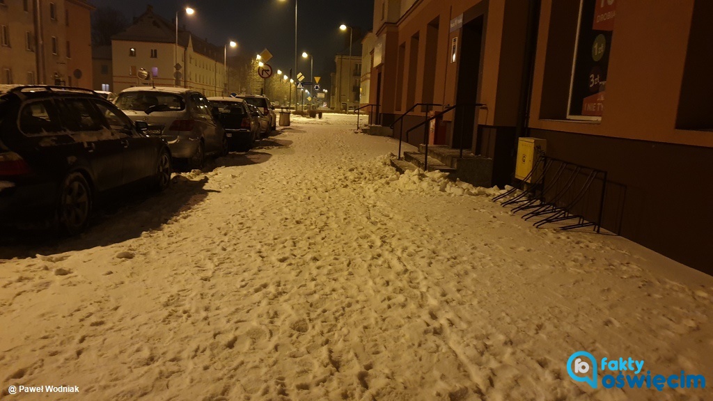 Znów spadł śnieg długo oczekiwany nie tylko przez dzieci. Dzięki temu zrobiło się ładnie i przyjemnie. Prawdziwie zimowo. Jednak nie wszyscy są zachwyceni.