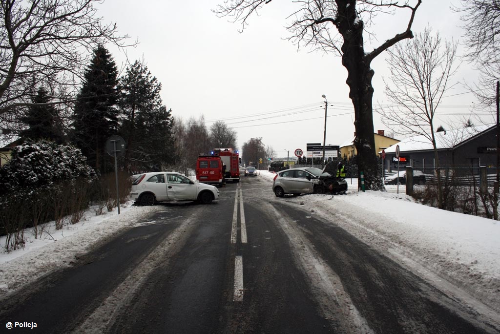 Dzisiaj rano na drodze wojewódzkiej nr 948, łączącej Oświęcim z Kętami, zderzyły się dwa samochody. Policjanci cały czas apelują o ostrożność.