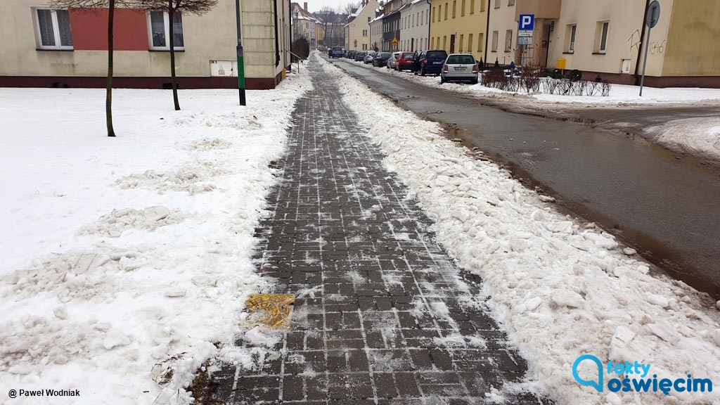 Mieszkańcy Oświęcimia do dzisiaj odczuwają skutki opadów marznącego deszczu sprzed 10 dni. Wówczas na chodnikach powstała lodowa skorupa.