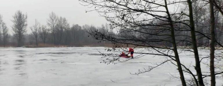 Wszedł na zamarznięty staw i wpadł pod lód