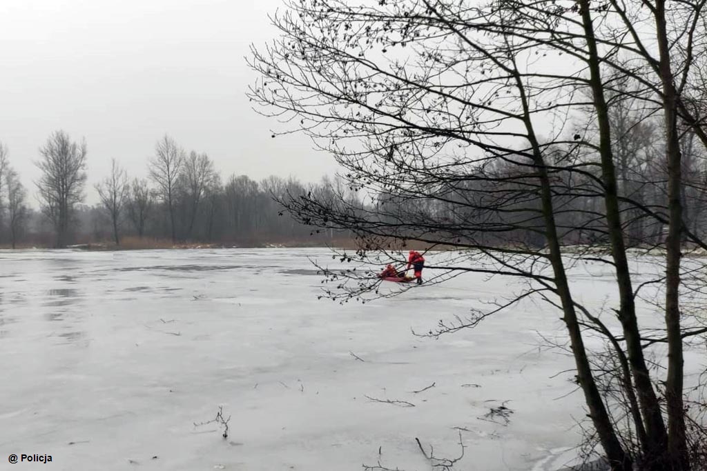 45-letni mężczyzna podczas spaceru z córką i psem wszedł na taflę zamarzniętego stawu. Wpadł pod lód. Strażacy uratowali mu życie.