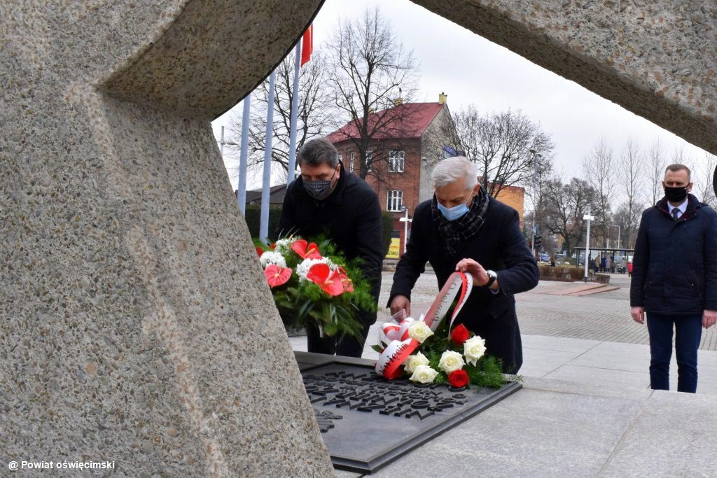 Delegacje Oświęcimia, powiatu oświęcimskiego i wyższej uczelni oddali hołd niezłomnym w Narodowym Dniu Pamięci Żołnierzy Wyklętych.
