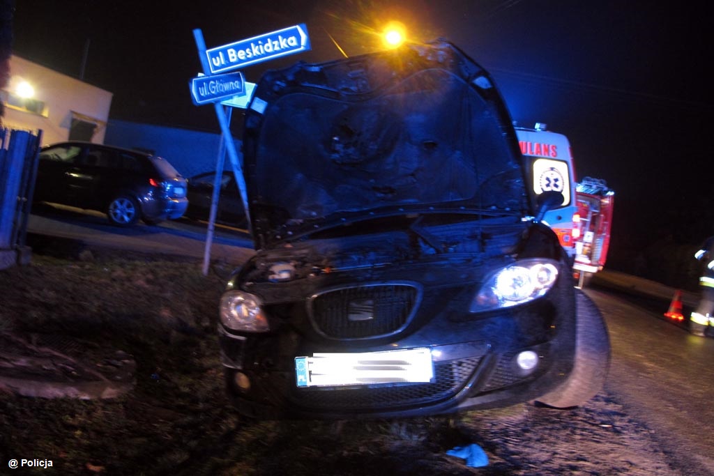 Zjechał z jezdni i uderzył w słupki z nazwami ulic. Dwaj mężczyźni ruszyli z pomocą kierowcy rozbitego samochodu. Okazało się, ze jest pijany.