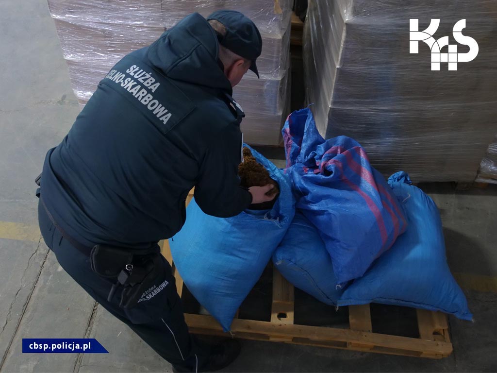 Funkcjonariusze Krajowej Administracji Skarbowej i Centralnego Biura Śledczego Policji zlikwidowali nielegalny magazyn tytoniowy w Chełmku.