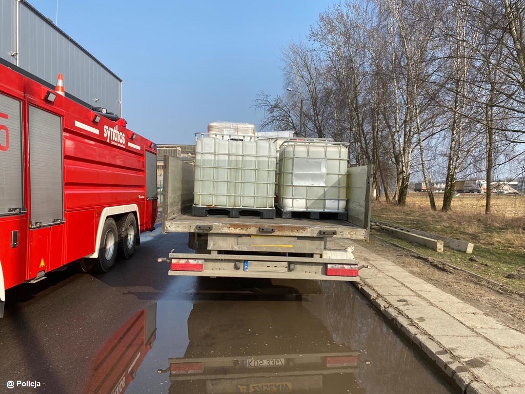 Dzisiaj po południu w Oświęcimiu wydarzył się incydent drogowy, podczas którego doszło do rozszczelnienia pojemnika z wodą amoniakalną.