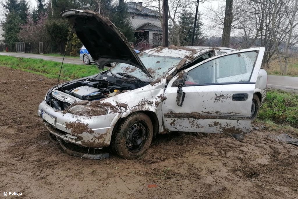 30-letni mężczyzna wypadł z drogi i dachował samochodem w Jawiszowicach. Po zdarzeniu miał 1,4 promila alkoholu w wydychanym powietrzu.