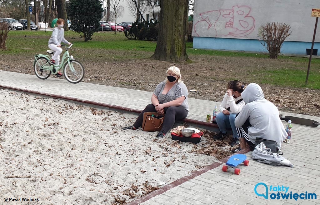 Z placu zabaw zniknęły ławki. Miały się pojawić do połowy kwietnia. Rodzice lub inni opiekunowie bawiących się dzieci muszą stać, bądź też siadać na ziemi.