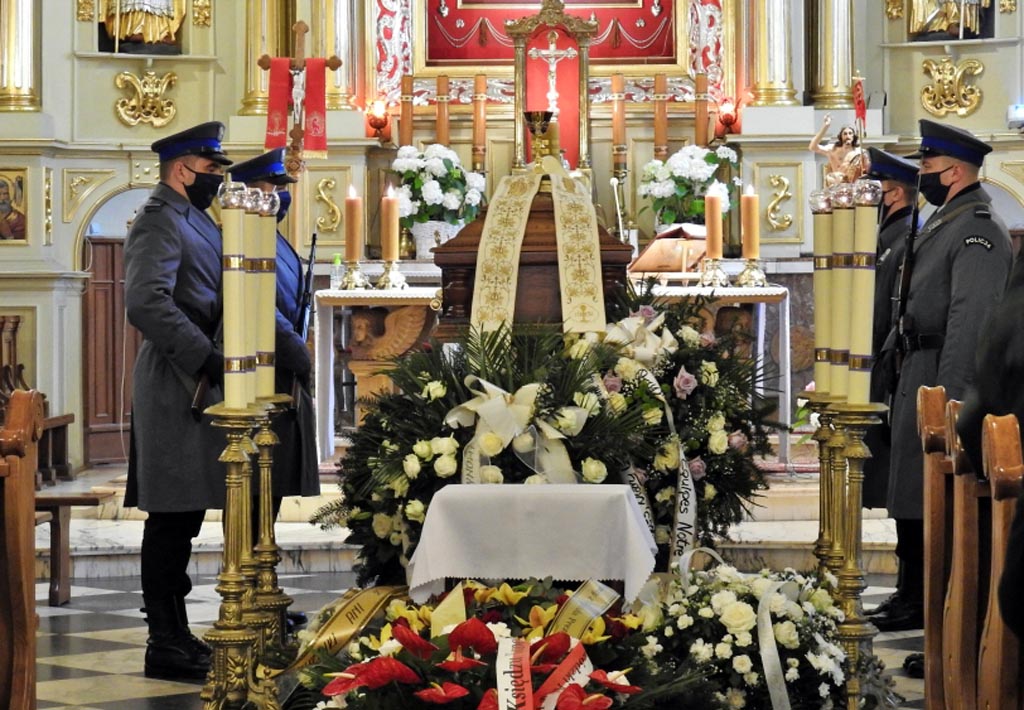 Zmarły nagle w ubiegłym tygodniu w wieku 42 lat ksiądz Paweł Mielecki, kapelan małopolskiej policji, spoczął na cmentarzu w Kętach.
