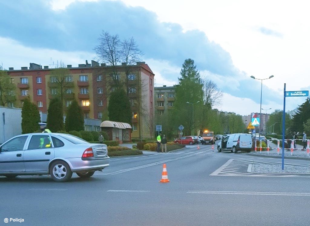 Wczoraj wieczorem na skrzyżowaniu ulic Śniadeckiego i Tysiąclecia w Oświęcimiu doszło do zderzenia dwóch samochodów. Ucierpiały jedynie pojazdy.