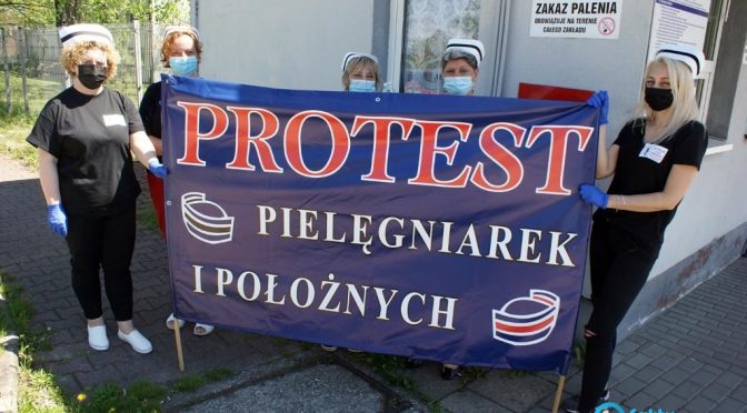 Pielęgniarki i położne ze Szpitala Powiatowego w Oświęcimiu wsparły dzisiaj protest swoich warszawskich koleżanek w kwestii płac.