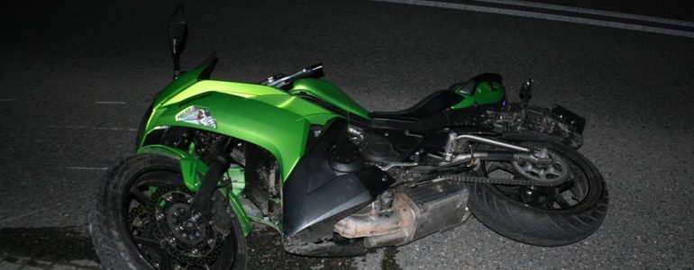 Motocykl uderzył w płot. Kierowca poważnie ranny – FOTO